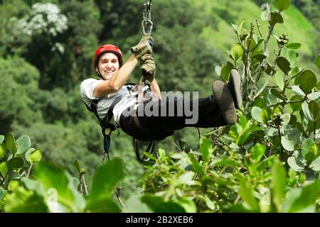 Homme Adulte Sur La Jungle De Douche Ziplin Andes En Équateur Banque D'Images