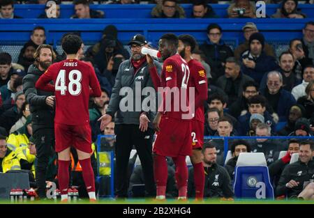 Londres, Royaume-Uni. 03ème mars 2020. Le responsable de Liverpool, Jurgen Klopp, s'adresse aux joueurs lors du 5ème match de la FA Cup entre Chelsea et Liverpool au Stamford Bridge, Londres, Angleterre, le 3 mars 2020. Photo D'Andy Rowland. Crédit: Images Prime Media / Alay Live News Banque D'Images