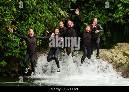 Rassemblement De 6 Paires De Trinity Humaines Saut En Même Temps À L'Intérieur D'Une Expédition De Canyoning De Waterfall Banque D'Images