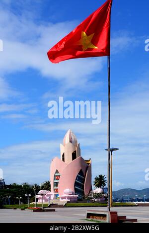 Nha TRANG, VIETNAM – 29 FÉVRIER 2020 : la tour de Tram Huong, située au centre de la ville, est considérée comme le symbole de la ville de Nha Trang Banque D'Images