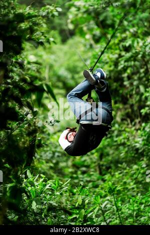 Un Visiteur Mâle Adulte Portant Des Vêtements Sans Façons Sur Une Expérience Avec Fermeture À Glissière Ou Un Toit Dans La Forêt Tropicale Équatorienne Banque D'Images