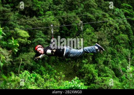 Homme Cultivé Porter Un Costume Décontracté Sur Zipline Ou Canopi Expérience Dans Le Bois De Pluie Équatorien Banque D'Images