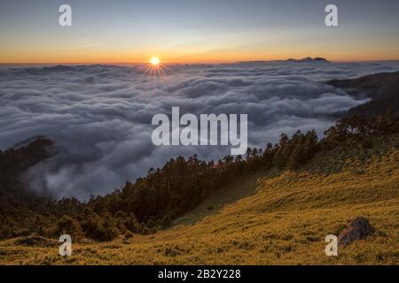 Mer de nuages au coucher du soleil Comté de Hualien Taiwan Banque D'Images