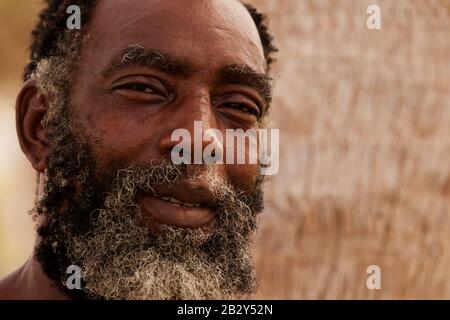 Afro American Senior Man Avec Une Expression Puissante Dans Ses Yeux Banque D'Images