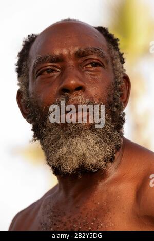 Afro American Vieux Homme Avec Une Expression Puissante Dans Sa Vision Banque D'Images