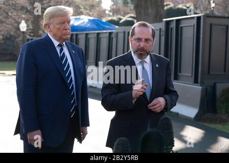 Washington, États-Unis D'Amérique. 03ème mars 2020. Le secrétaire américain à la Santé et aux Services humains (HHS) Alex Azar(R) s'adresse aux médias lors de son retour avec le président américain Donald J. Trump à la Maison Blanche à Washington, DC, après une réunion aux National Institutes of Health à Bethesda le 3 mars 2020. Crédit: Chris Kleponis/Pool via CNP | usage dans le monde crédit: DPA/Alay Live News Banque D'Images