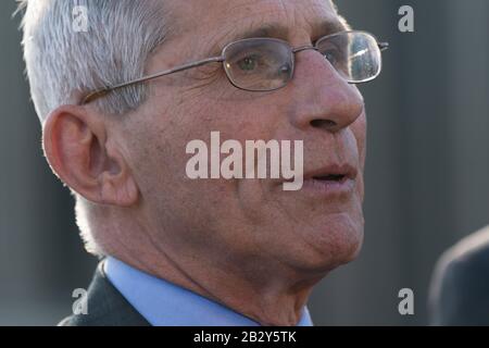 Washington, États-Unis D'Amérique. 03ème mars 2020. Le directeur de l'Institut national des allergies et des maladies infectieuses (NIAID), Anthony Fauci, s'adresse aux médias lorsqu'ils sont retournés à la Maison Blanche à Washington après avoir rencontré le président américain Donald J. Trump aux National Institutes of Health à Bethesda le 3 mars 2020. Crédit: Chris Kleponis/Pool via CNP | usage dans le monde crédit: DPA/Alay Live News Banque D'Images