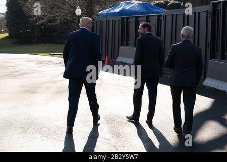 Washington, États-Unis D'Amérique. 03ème mars 2020. Le président des États-Unis Donald J. Trump (L), le secrétaire américain à la Santé et aux Services humains (HHS) Alex Azar(C) et le directeur de l'Institut national des allergies et des maladies infectieuses (NIAID) Anthony Fauci(R) se rendre à la Maison Blanche à Washington, DC avec après une réunion aux Instituts nationaux de santé de Bethesda le 3 mars 2020. Crédit: Chris Kleponis/Pool via CNP | usage dans le monde crédit: DPA/Alay Live News Banque D'Images