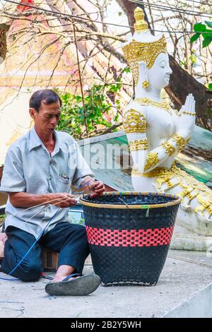 Mae Sai, Thaïlande - 29 novembre 2011: Homme faisant un panier en osier. Les thaïlandais sont très bons à l'artisanat. Banque D'Images