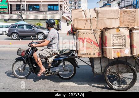 Mae Sai, Thaïlande - 29 novembre 2011: Homme birman sur moto transportant des marchandises au Myanmar. De nombreuses marchandises différentes sont transportées à travers le borde Banque D'Images