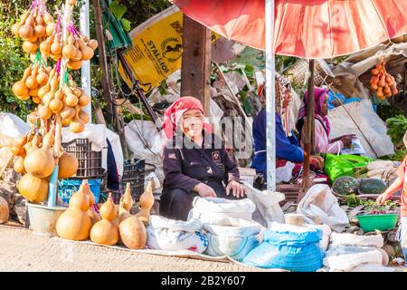 Doi Mae Soong, Thaïlande -.29 novembre 2011: Hill tribu femmes vendant des gourdes et des légumes sur le marché. Il y a beaucoup de villages de tribu de colline dans ce Banque D'Images