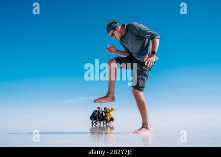 Touristes à Uyuni Salt Flats (Espagnol: Salar de Uyuni ) en Bolivie, Amérique du Sud, perspective forcée. Banque D'Images