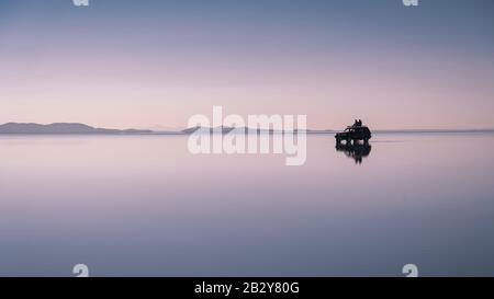 Uyuni Salt Flats (Espagnol: Salar de Uyuni ) au lever du soleil en Bolivie, en Amérique du Sud. Banque D'Images