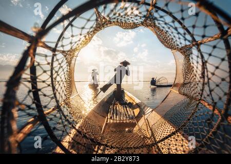 Inle Lake Intha pêcheurs au lever du soleil, état de Shan, Myanmar (Birmanie). Banque D'Images