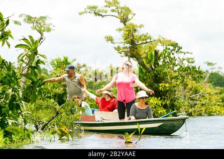 Pêche Aux Visiteurs Prise Légendaire De Piranha Dans La Première Jungle Amazonienne Équatorienne Banque D'Images