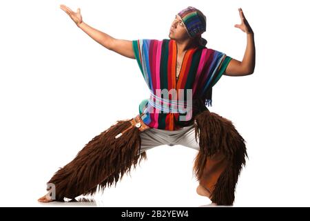 Danseuse Équatorienne Vêtue De Costumes Populaires De La Colline Llama Ou Antelope Pants Studio Shot Isolé Sur Blanc Banque D'Images