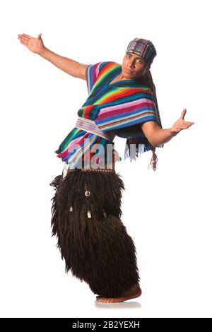 Danseuse Équatorienne Vêtue De Costumes Traditionnels Des Highlands Llama Ou Antelope Pants Studio Shot Isolé Sur Blanc Banque D'Images