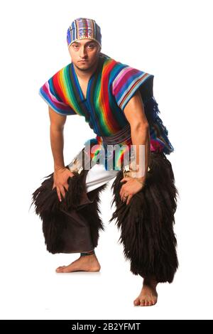 Danseuse Équatorienne Vêtue De Costumes Traditionnels Des Highlands Llama Ou Alpaga Pants Studio Shot Isolé Sur Couleur Banque D'Images