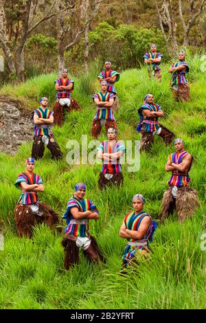 Equatorian Folkloric Group Vêtu De Costumes Traditionnels Outdoor Shot Banque D'Images
