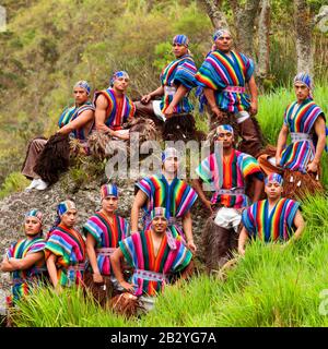 Communauté Folklorique Équatorienne Vêtue De Costumes Traditionnels Outdoor Shot Banque D'Images