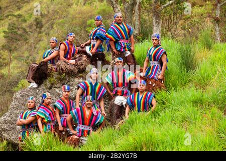 Communauté Folklorique Équatorienne Vêtue De Costumes Traditionnels À L'Extérieur De Shot Banque D'Images