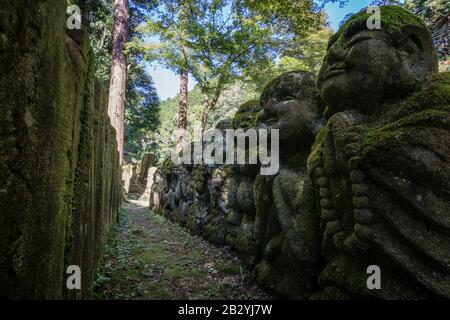 Statues de Rakan représentant des disciples de Bouddha à Otagi Nenbutsu-ji, un temple bouddhiste dans la région d'Arashiyama de Kyoto, au Japon. Banque D'Images