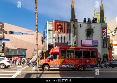 Los Angeles, Californie - 15 Février 2020 : Bus Touristique D'Hollywood Sur Hollywood Boulevard. Voici une attraction touristique célèbre. Banque D'Images