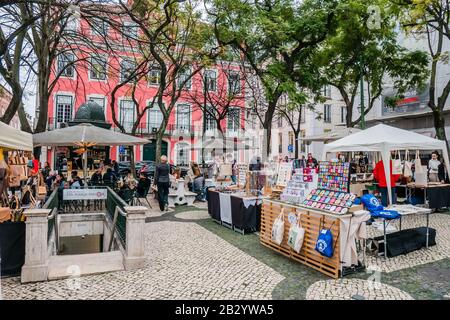 Chafariz do Carmo, une petite place de ville en face du célèbre couvent Carmo, à Lisbonne Portugal Europe Banque D'Images