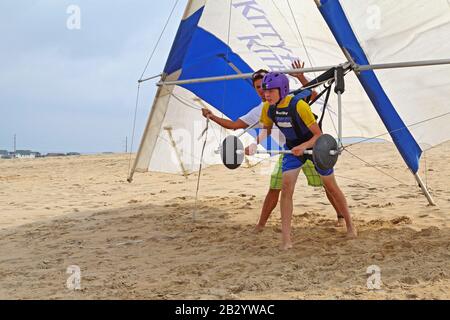 L'étudiant se prépare au décollage avec un instructeur de l'école Kitty Hawk Kites Hang Gliding sur les dunes de sable Banque D'Images