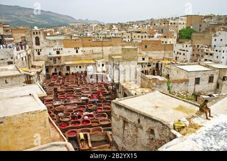 Vue sur les toits et les travailleurs des pots de teinture dans les tanneries de cuir à la terrasse de Tanneurs dans l'ancienne médina Banque D'Images