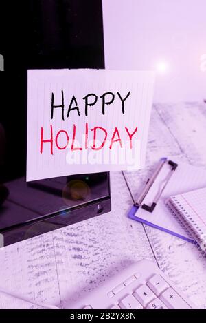 Note écrite montrant Happy Holiday. Concept d'affaires pour un accueil ou un adieu avant le début d'une saison de vacances Note papier collé à l'ordinateur noir peur Banque D'Images
