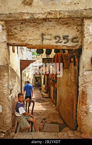 Fez, MAROC - 19 MAI 2006 : entrée aux boutiques de cuir et à la terrasse de Tanneurs, qui offre une vue sur les tanneries de l'ancienne médina Banque D'Images