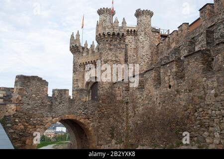 Porte d'entrée avant, Los Templarios, château historique des Templiers fortification à Ponferrada Espagne Banque D'Images