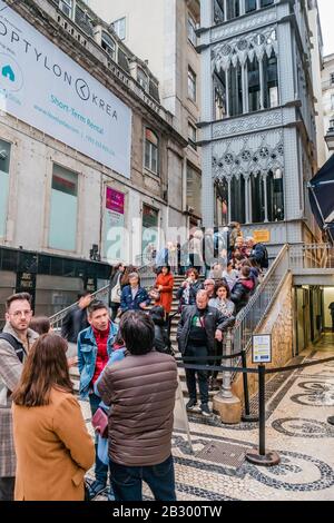 L'ascenseur de Santa Justa, également appelé Carmo Lift, est un ascenseur, dans la paroisse civile de Santa Justa, dans la ville historique de Lisbonne, Portugal. Banque D'Images