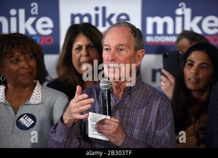 Le candidat démocrate à la présidence, l'ancien maire de New York, Mike Bloomberg, s'adresse à ses partisans lors d'un arrêt de campagne au bureau de campagne de Bloomberg à Orlando. Banque D'Images