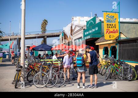 Santa Monica, Californie - 15 février 2020 : Location de vélos à la plage de la jetée de Santa Monica. Voici une attraction touristique célèbre. Banque D'Images
