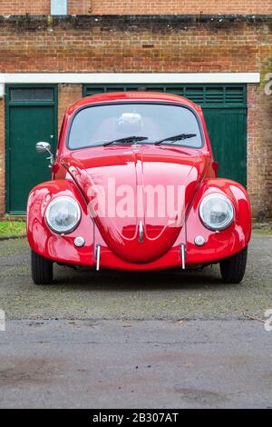 1965 rouge VW Beetle voiture au Bicester Heritage Centre janvier dimanche brouille événement. Bicester, Oxfordshire, Angleterre Banque D'Images