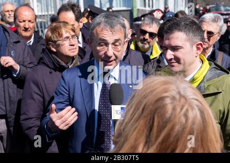 Naples, Italie. 02 février 2020. Le ministre de l'Environnement, Sergio Costa, s'adresse aux médias lors de l'inauguration du nouvel essai appelé « La rivière de la Lava » du Parc national du Vésuve de Naples. Le Parc national du Vésuve a été officiellement fondé le 5 juin 1995 pour préserver les espèces animales et végétales. Situé à Herculaneum (Naples), le parc est riche en ressources naturelles, histoire de la volcanologie, paysages à couper le souffle, cultures et traditions vieilles qui font de la région du Vésuve l'un des endroits les plus fascinants et les plus visités au monde. Crédit: Sopa Images Limited/Alay Live News Banque D'Images