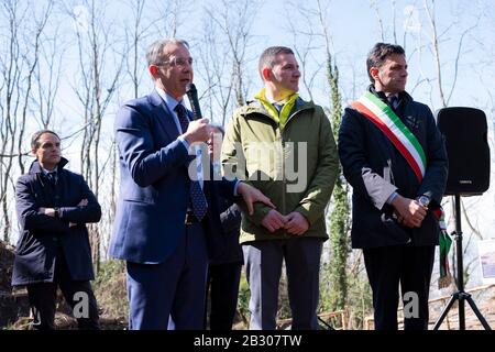 Naples, Italie. 02 février 2020. Le Ministre de l'environnement Sergio Costa (à gauche) s'exprimant lors de l'inauguration du nouvel essai appelé « La rivière de la Lava » du Parc national du Vésuve de Naples. Le Parc national du Vésuve a été officiellement fondé le 5 juin 1995 pour préserver les espèces animales et végétales. Situé à Herculaneum (Naples), le parc est riche en ressources naturelles, histoire de la volcanologie, paysages à couper le souffle, cultures et traditions vieilles qui font de la région du Vésuve l'un des endroits les plus fascinants et les plus visités au monde. Crédit: Sopa Images Limited/Alay Live News Banque D'Images