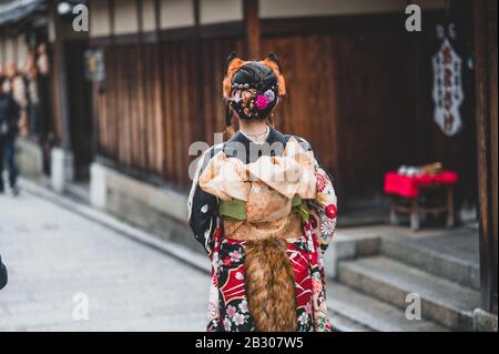 Un couple japonais le jour de leur mariage vêtu de kimono traditionnel prenant des photos à kyoto Banque D'Images