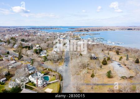 Drone image regardant Bay Street à Sag Harbour, NY Banque D'Images