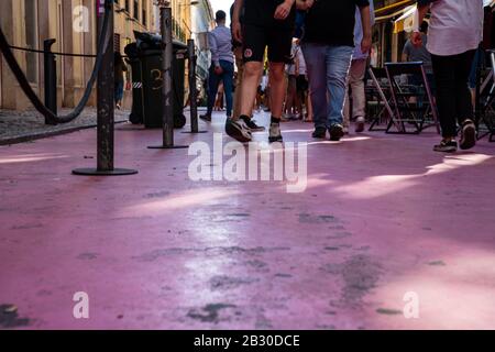 Diverses personnes marchant le long du célèbre quartier commerçant de Pink Street à Lisbonne Banque D'Images