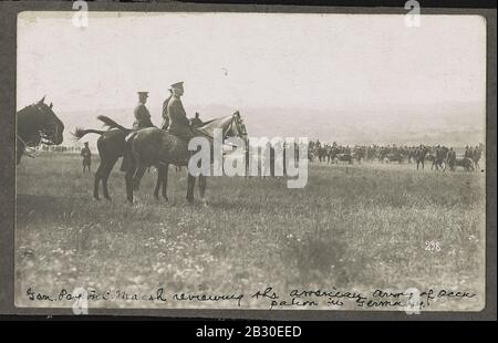 Le général Peyton C. Mars examine l'Occupation de l'armée américaine en Allemagne Banque D'Images