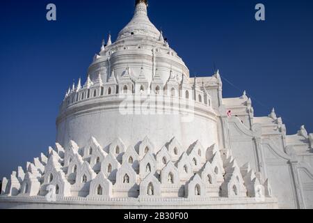 Pagode Hsinbyume Ou Pagode Mya Theinda, Mingun, Myanmar. La tour centrale et les terrasses supérieures. Magnifique monument blanc sur fond bleu ciel. Banque D'Images