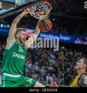 Kaunas, Lituanie. 3 mars 2020. Jock Landale de Zalgiris Kaunas dunks pendant le match de la saison régulière de basket-ball de l'Euroligue entre les Kaunas de Zalgiris de Lituanie et la région russe de Khimki Moscou à Kaunas, Lituanie, 3 mars 2020. Crédit: Alfredas Pliadis/Xinhua/Alay Live News Banque D'Images