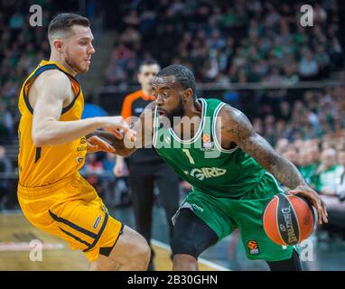 Kaunas, Lituanie. 3 mars 2020. KC Rivers (R) de Zalgiris Kaunas rivalise pendant le match de la saison régulière de basket-ball de l'Euroligue entre les Kaunas de Zalgiris de Lituanie et la région russe de Khimki Moscou à Kaunas, Lituanie, 3 mars 2020. Crédit: Alfredas Pliadis/Xinhua/Alay Live News Banque D'Images