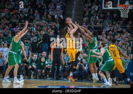 Kaunas, Lituanie. 3 mars 2020. Alexey Shved (L, top)de la région de Moscou Khimki rivalise pendant le match de la saison régulière de basket-ball de l'Euroligue entre les Kaunas de Zalgiris de Lituanie et la région russe de Moscou Khimki à Kaunas, Lituanie, le 3 mars 2020. Crédit: Alfredas Pliadis/Xinhua/Alay Live News Banque D'Images