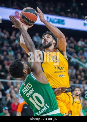 Kaunas, Lituanie. 3 mars 2020. Anthony Gill (R), de la région de Moscou Khimki, rivalise pendant le match de la saison régulière de basket-ball de l'Euroligue entre les Kaunas de Zalgiris de Lituanie et la région russe de Moscou Khimki à Kaunas, Lituanie, le 3 mars 2020. Crédit: Alfredas Pliadis/Xinhua/Alay Live News Banque D'Images