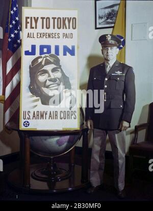 Le général James Harold Doolittle avec affiche. Banque D'Images