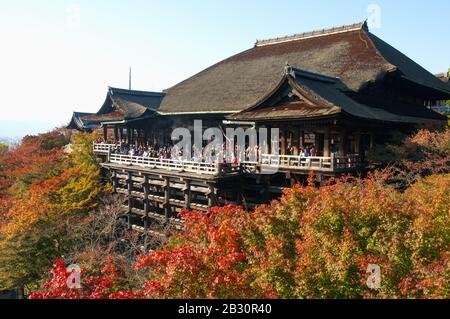 Les couleurs de l'automne ( automne ) entourent le temple de Kiyomizudera dans les collines orientales à l'extérieur de Kyoto Banque D'Images